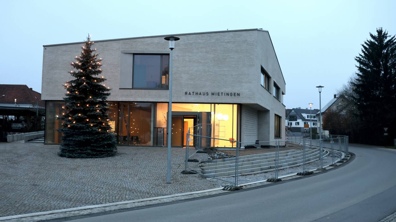 Rathaus Mietingen Dämmerung außen